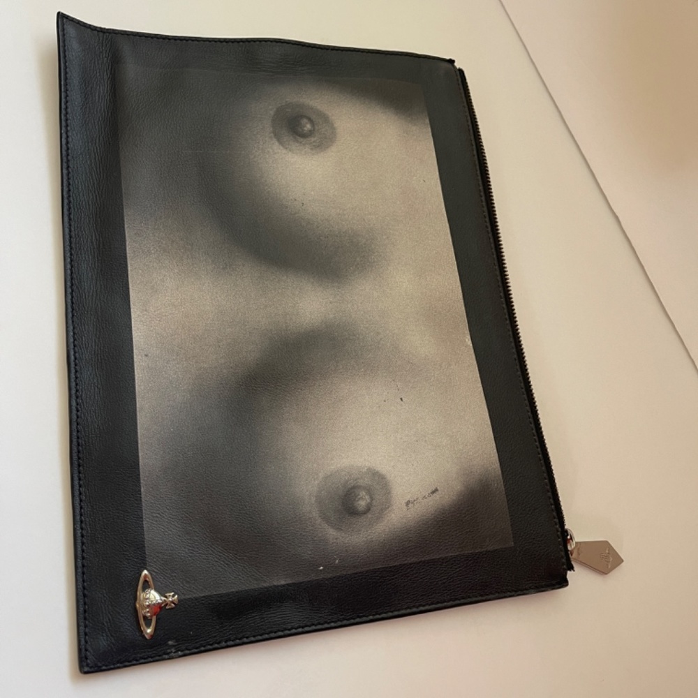 SOLD!!! VIVIENNE WESTWOOD ICONIC TI TS PRINTED BLACK LEATHER CLUTCH NWT SS16 - Picture 15 of 15